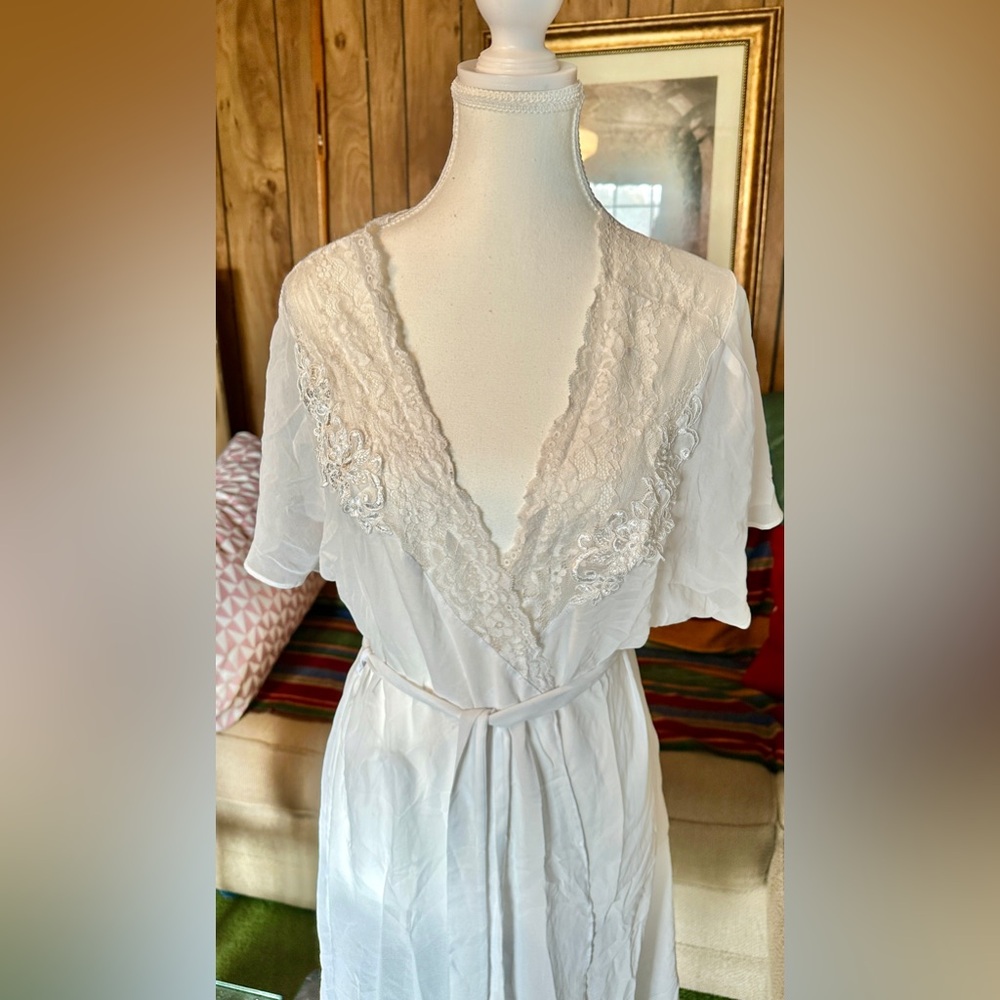 Elegant White Lace Robe - Picture 5 of 13